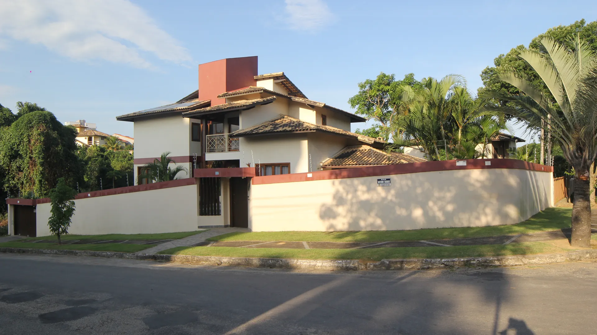 Fachada e Garagem